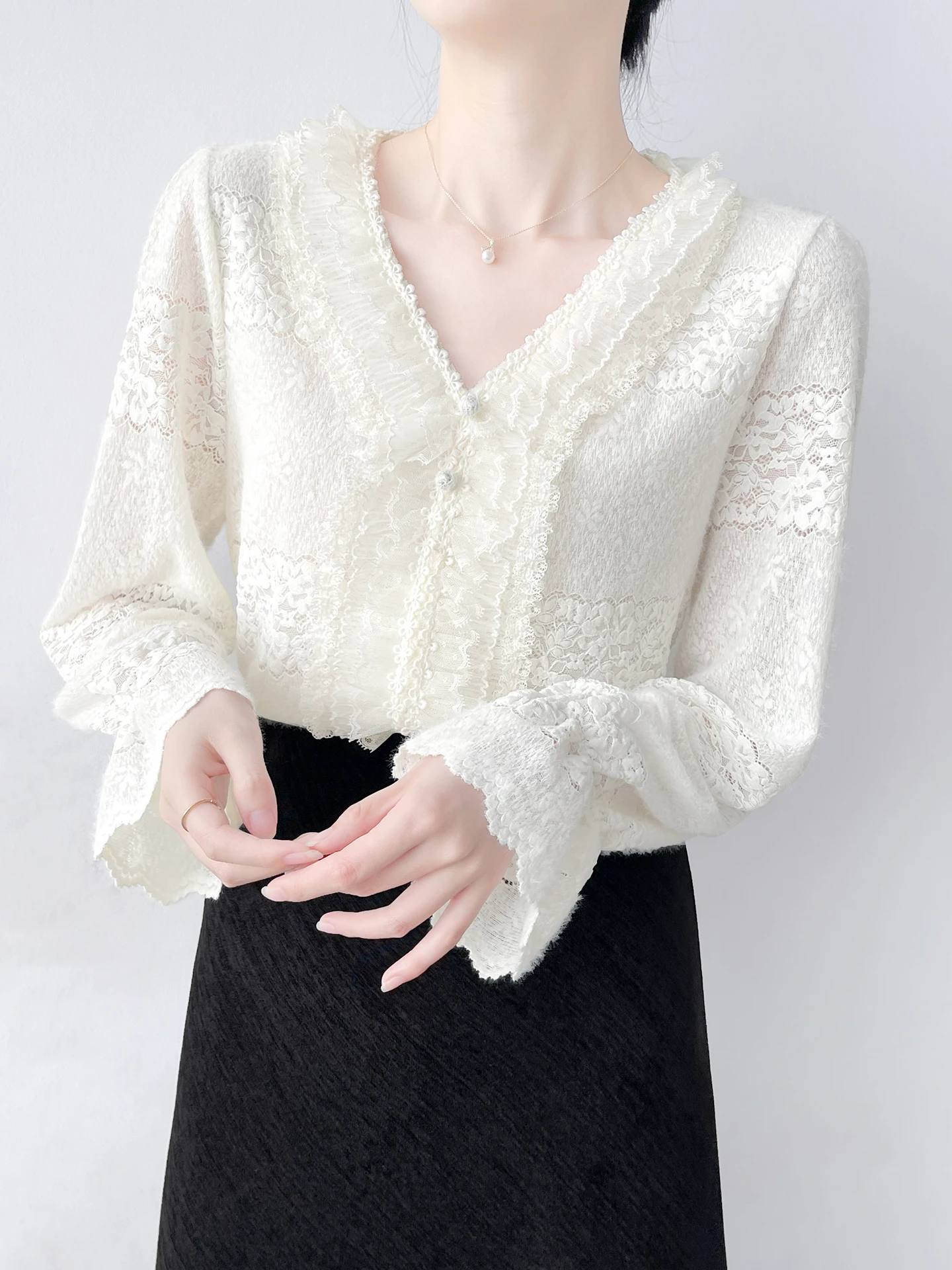 

Korean Sle V-Ne Long Sve Lace Base irt Soft Stretchy Inner Wear Top Women's Faion 2025 Autumn Winter Outfit