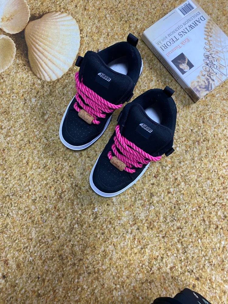 Bigfoot exclusive large size pure black casual board shoes with contrasting rose red coarse hemp rope shoelaces