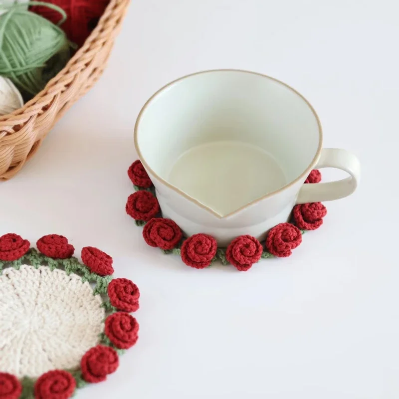 Set di sottobicchieri con fiori di rosa all'uncinetto a mano, decorazioni per la tavola resistenti al calore, regalo per la decorazione del tavolo da pranzo domestico, tappetino riutilizzabile