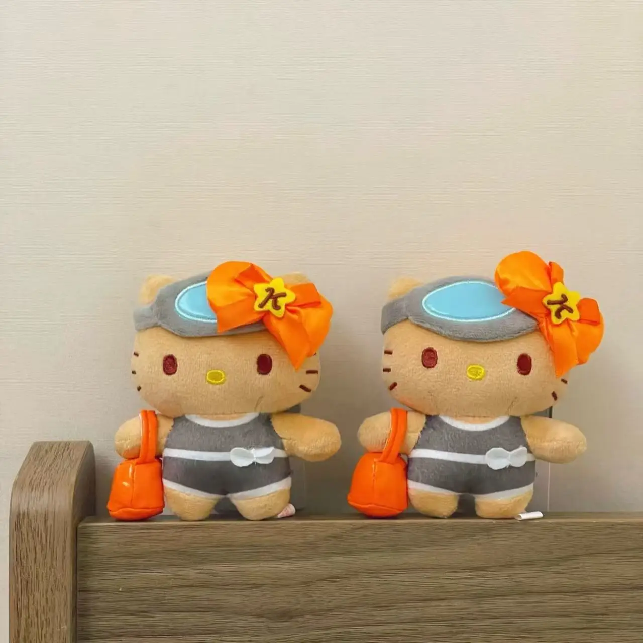 2025 Sanrio HelloKitty pendentif en peluche MINISO dessin animé Jeju île peau noire Kitty porte-clés décoration de sac à dos pour enfants