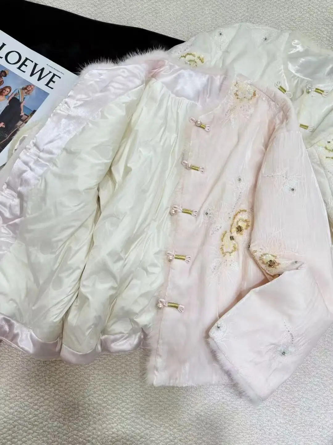 ملابس نسائية جديدة على الطراز الصيني لشتاء 2025 سترة عصرية ودافئة مع تطريز مطرز بالخرز الوردي والأبيض