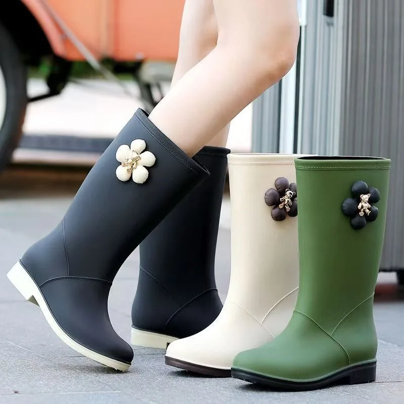 Botas de lluvia a media pantorrilla para mujer, botines de tacón bajo con apliques a la moda, chanclos de PVC, botas de goma antideslizantes impermeables, zapatos de goma para acampar
