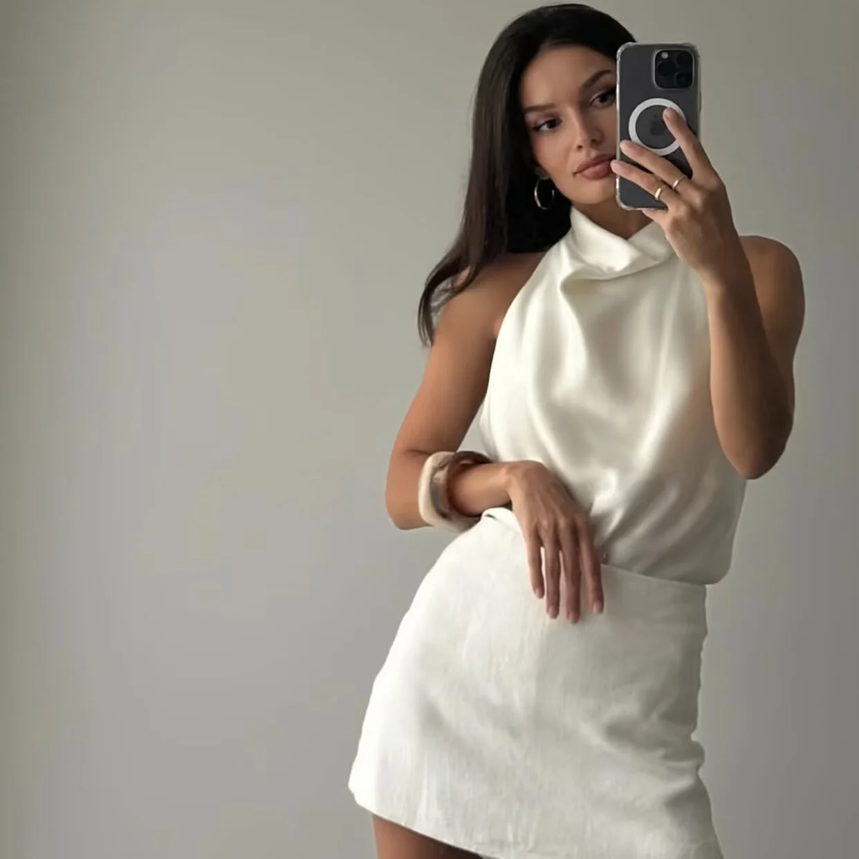 Sukienka wieczorowa z jedwabiu BSAY, nowy styl na lato 2025, elegancka, modna, z dekoltem typu halter, odkrytymi plecami i falującym kołnierzem.