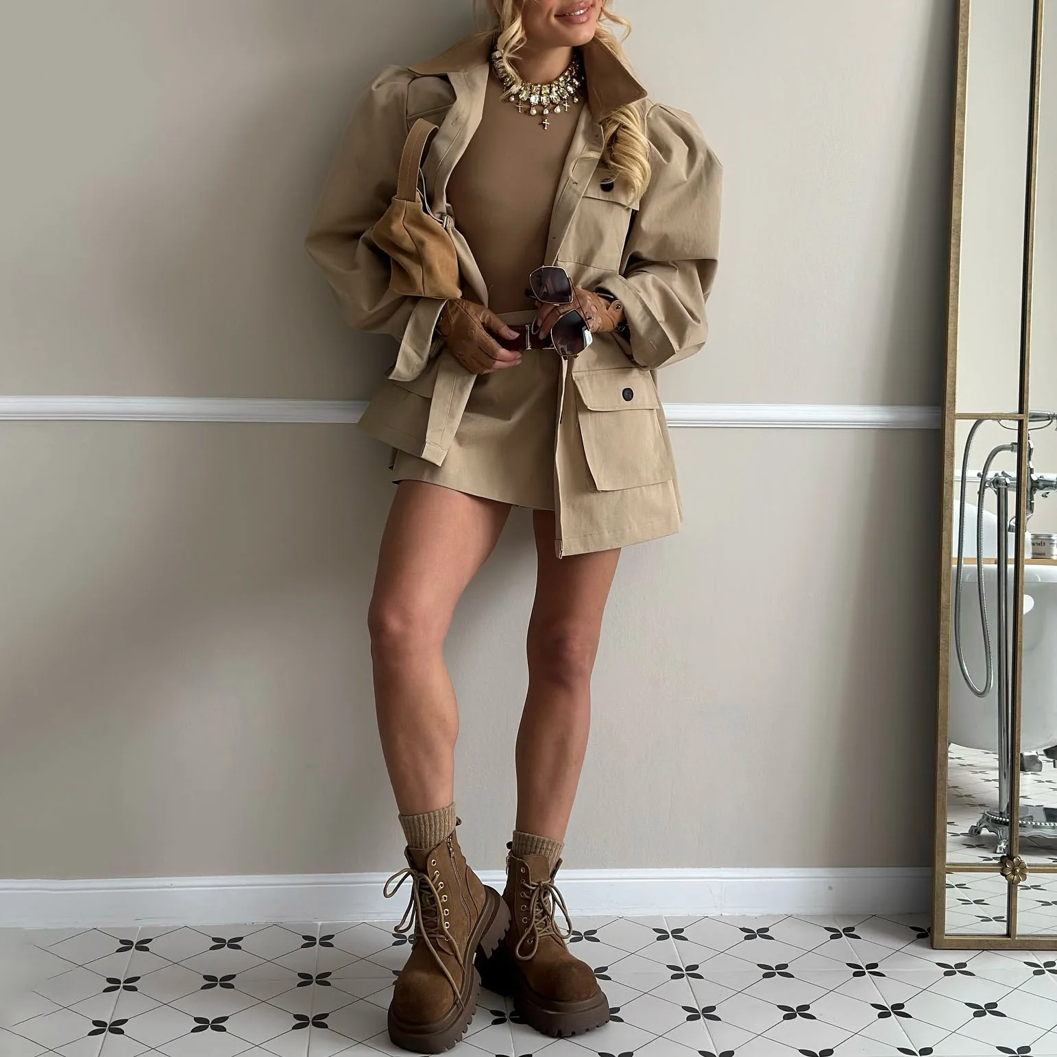 

This Women's Spring and Autumn Workwear Coat Features A Stand-up Collar with Multiple Pockets and A Cocoon-shaped Cinched Waist