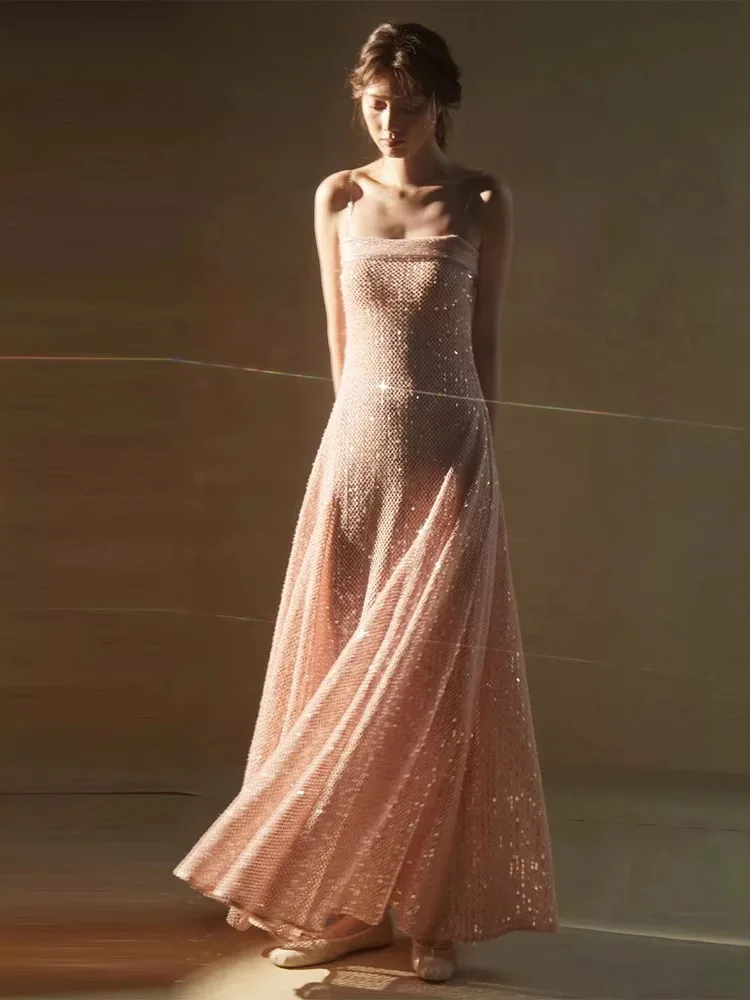 

Вязаное платье-труба Ele Sequin с пайетками и бретелями телесного цвета для различных случаев, таких как свадьба и вечеринка.