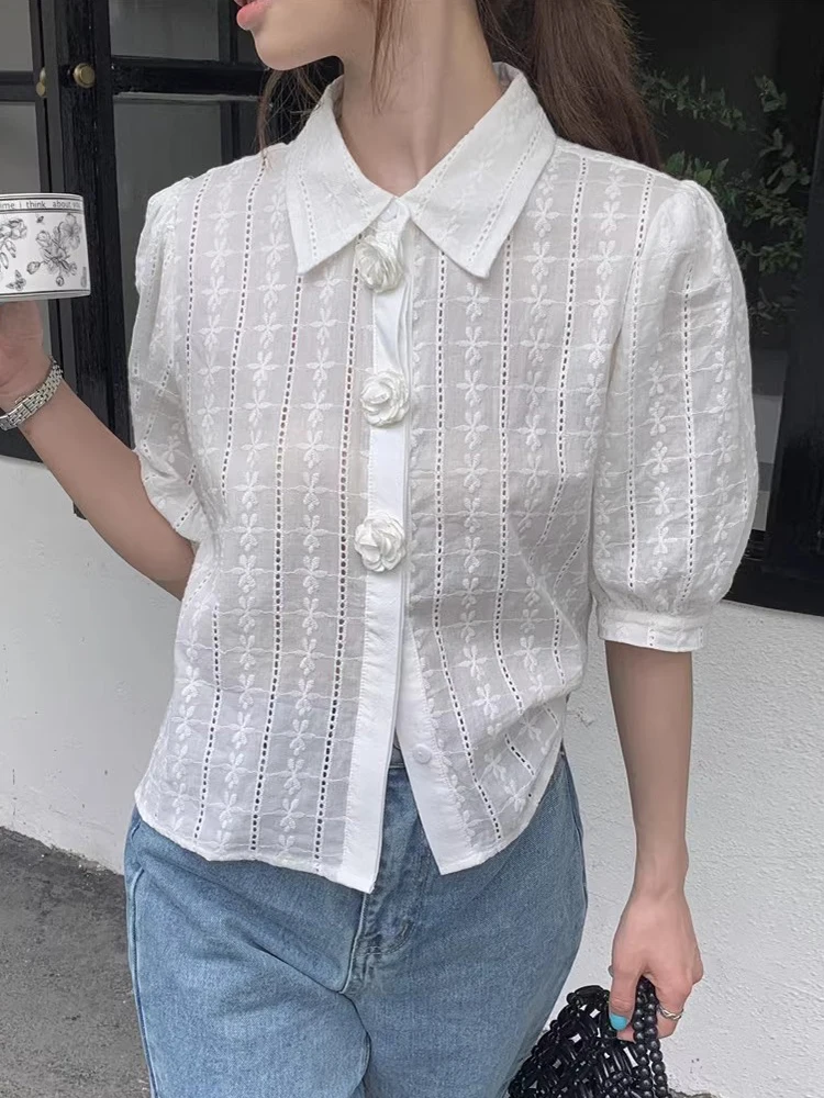 เสื้อเบลาส์ผู้หญิงสไตล์เรโทร ปกปักลายหนา ทรงบับเบิ้ล แฟชั่นฤดูร้อนสุดชิค  ตกแต่งดอกไม้ 3 มิติ  ใช้งานได้หลากหลาย