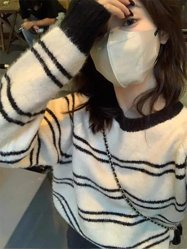 

Женские пуловеры и свитеры: укороченные кардиганы, велюровые флисовые свитера, плюшевая эластичная одежда для дома и кампуса в стиле минимализм 2026