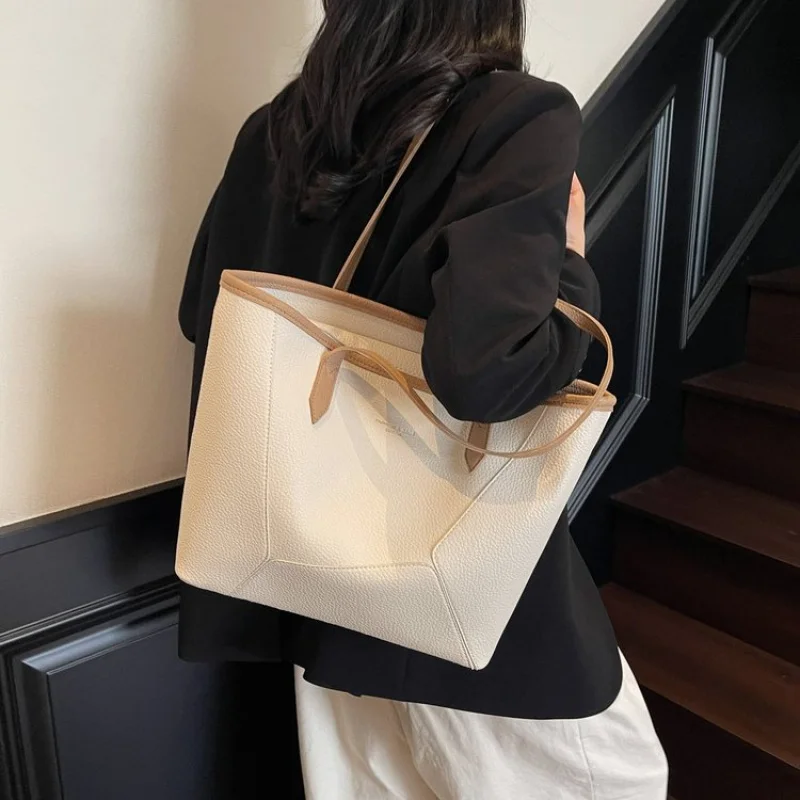 

Elegant Leather Messenger Bag For Women - Crossbody Bag From Luxury Brand By Famous Designer Classic