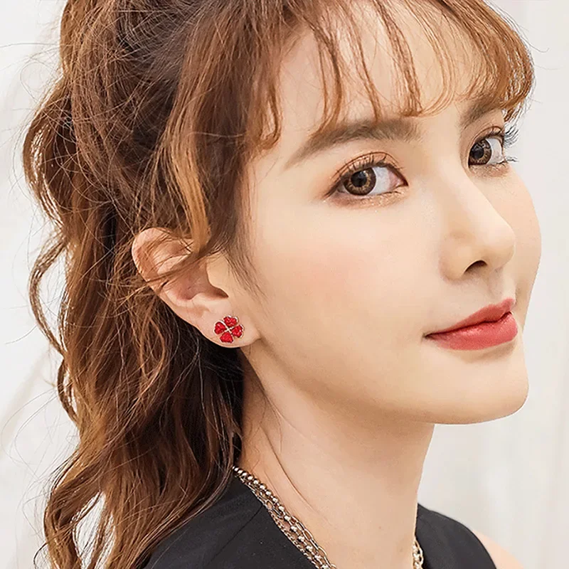 Nuovi orecchini da donna alla moda, orecchini a bottone con quadrifoglio rossi semplici e compatti