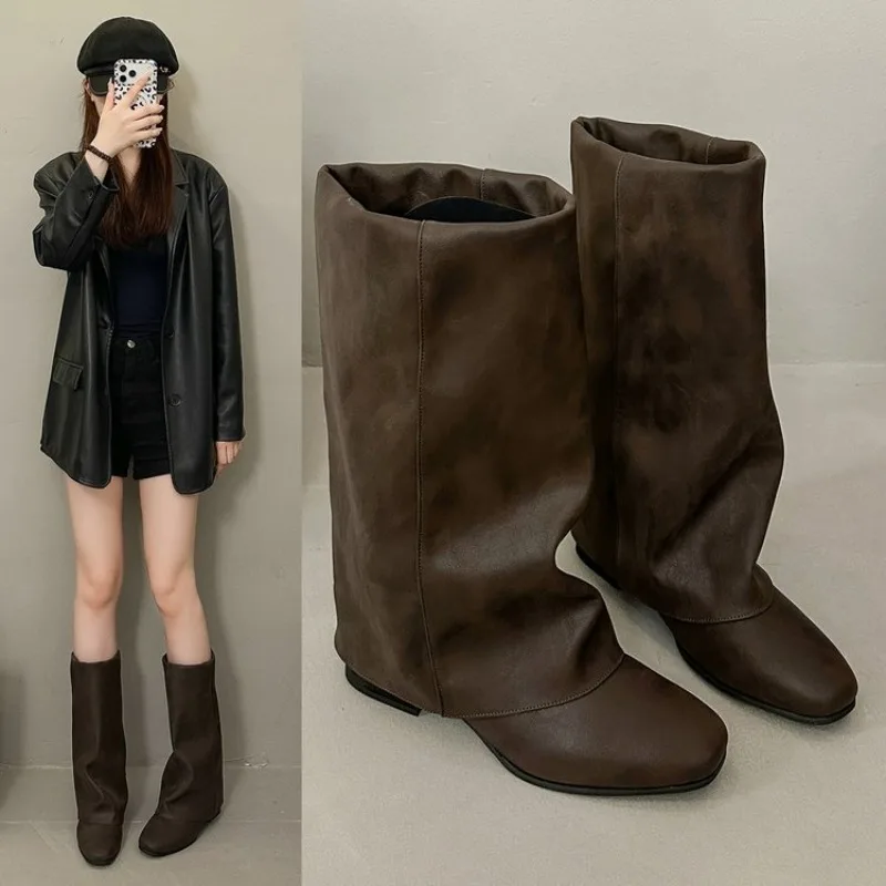 Botas de moda vintage de punta cuadrada para mujer, modelo 2026, botas de caña suelta, botas cortas versátiles que estilizan la figura a media pantorrilla para mujer