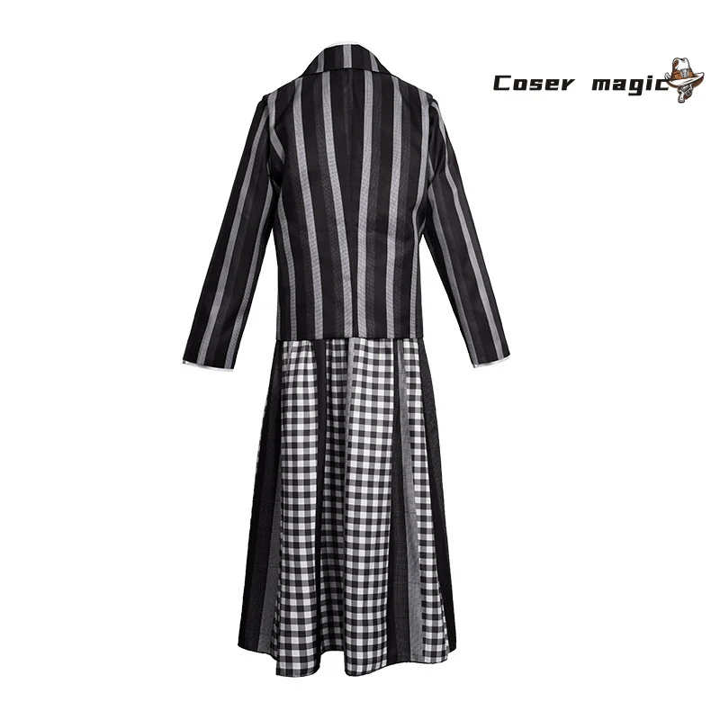 مجموعة فساتين مخططة مستوحاة من عائلة آدامز