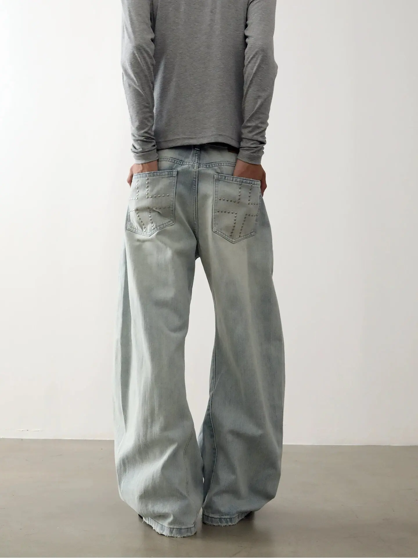 Jeans Americano Retrô com Rebites e Detalhes de Bambu, Lavado e Descolorido, Corte Reto e Solto, Calças Casuais de Denim para Homens e Mulheres