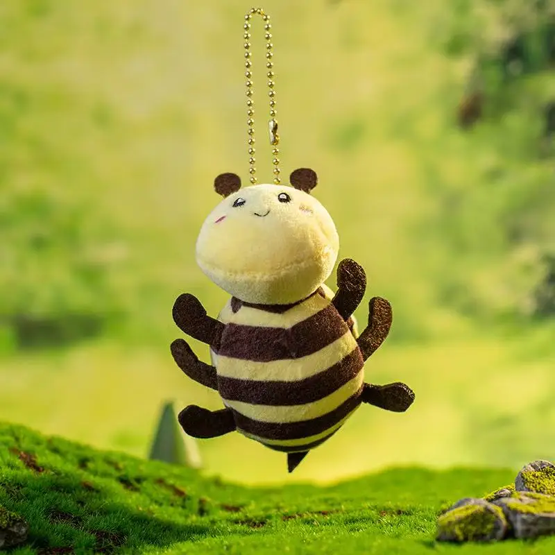 De nieuwste simulatie-insectrugzakhanger is gevuld met knuffels, leuke cartoonanime-cadeaus en interessante poppen