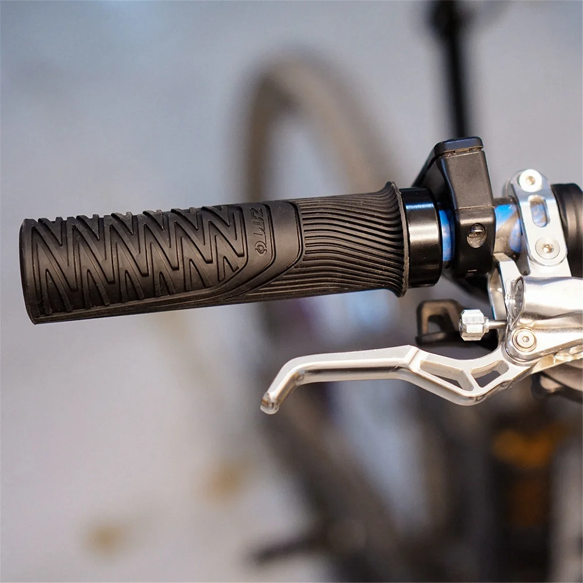 N18R  Mountain Bike Handlebars Non-Slip Comfortable and Thick Handlebars Cover Anti-Shock Grips on Bicycle Handlebars Brown