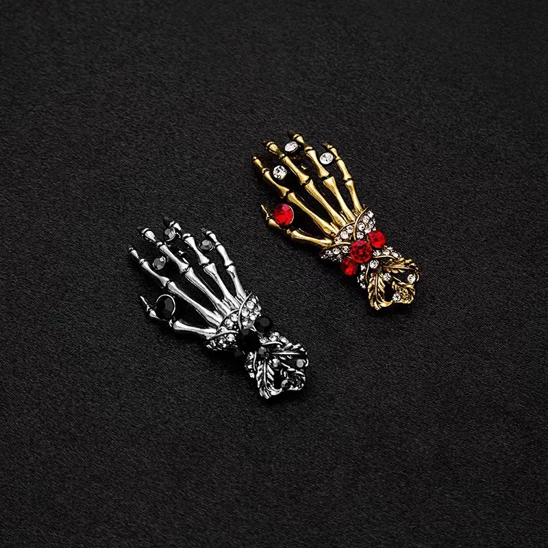 

European American Retro Gothic Punk Rhinestone Skeleton Hand Brooch Halloween Hip Hop Lapel Pin Suit Jewelry Accessories