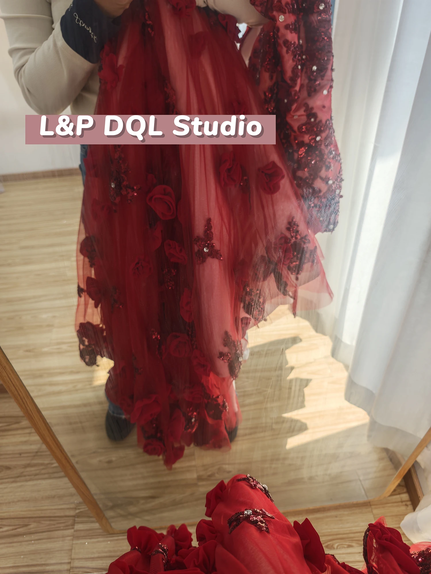 L&P DQL Studio-Abendkleid Dard Red Exquisite Ballkleider Neckholder Reißverschluss hinten Applikation mit Pailletten Perlen mit Kristall
