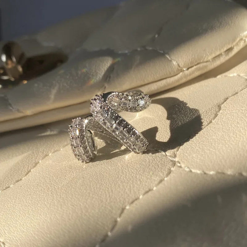 Pierścionek MDLFES Mo!ssan Diamond Style White Rabbit Design Concepts Ladder Fang Radiant S925 Silver Plated Ring