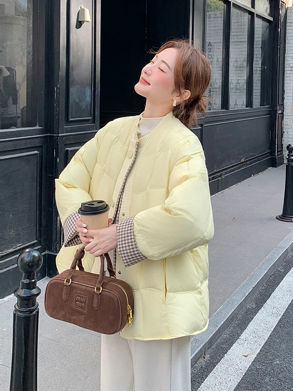 جاكيت نسائي أصفر محبوك بنقشة مربعات مع حشوة دافئة، تصميم عصري فضفاض بلون أبيض