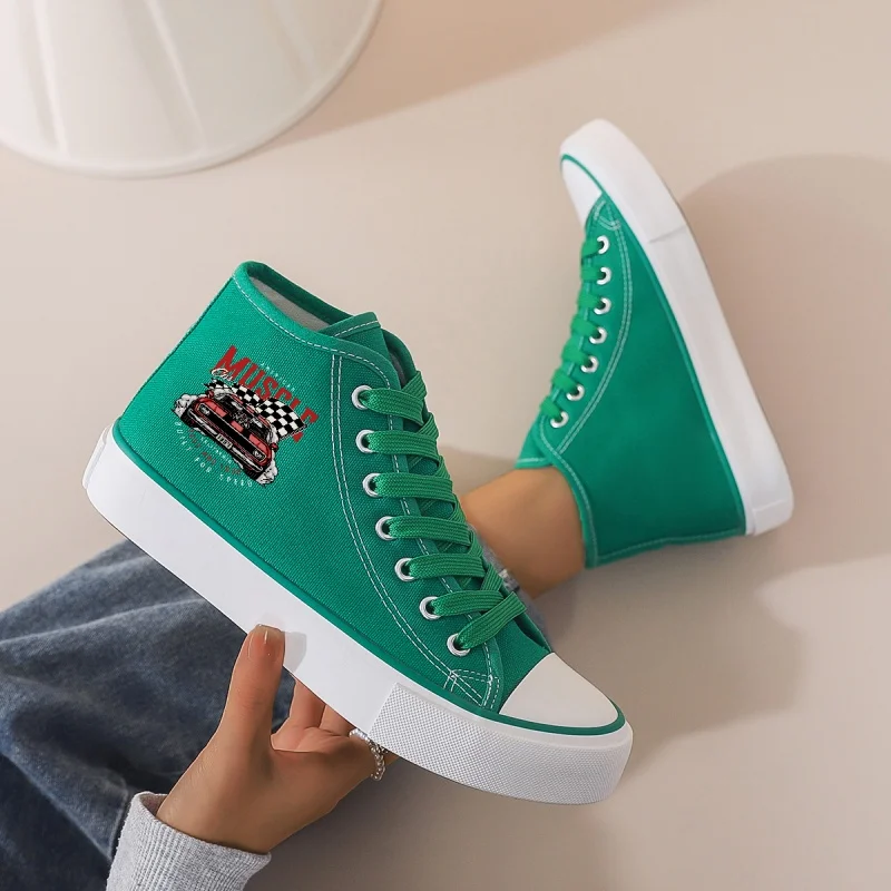 Zapatillas altas de lona verdes para mujer: plataforma gruesa con gráfico de coche de dibujos animados. Con cordones, cómodos para uso diario y en el campus.