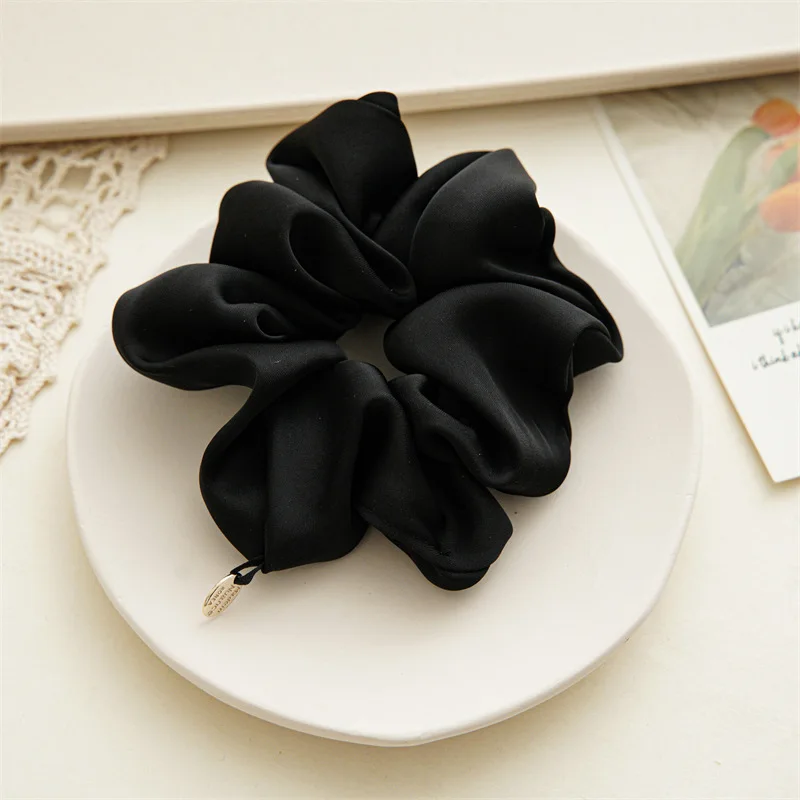 Wysokiej jakości Femme Silk Scrunchie elastyczna elegancka satynowa opaska do włosów metalowa zawieszka wzory kucyk Holder Vintage Chouchou