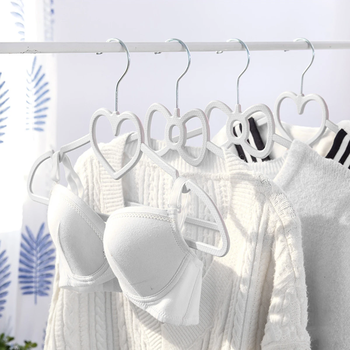 

10pcs Heart Hangers Plastic Coat Hanger Home Hanging Heart Shape Hangers Rack Anti Coat Hanger Rust White
