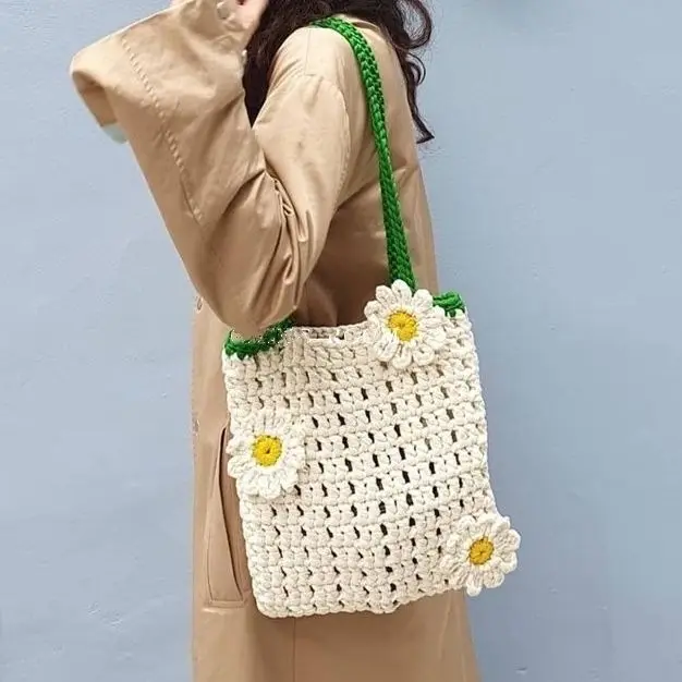 Chrysanthemum hollowed out shoulder bag, hand crocheted, exquisite and fashionable girlfriend shoulder bag as a handmade gift