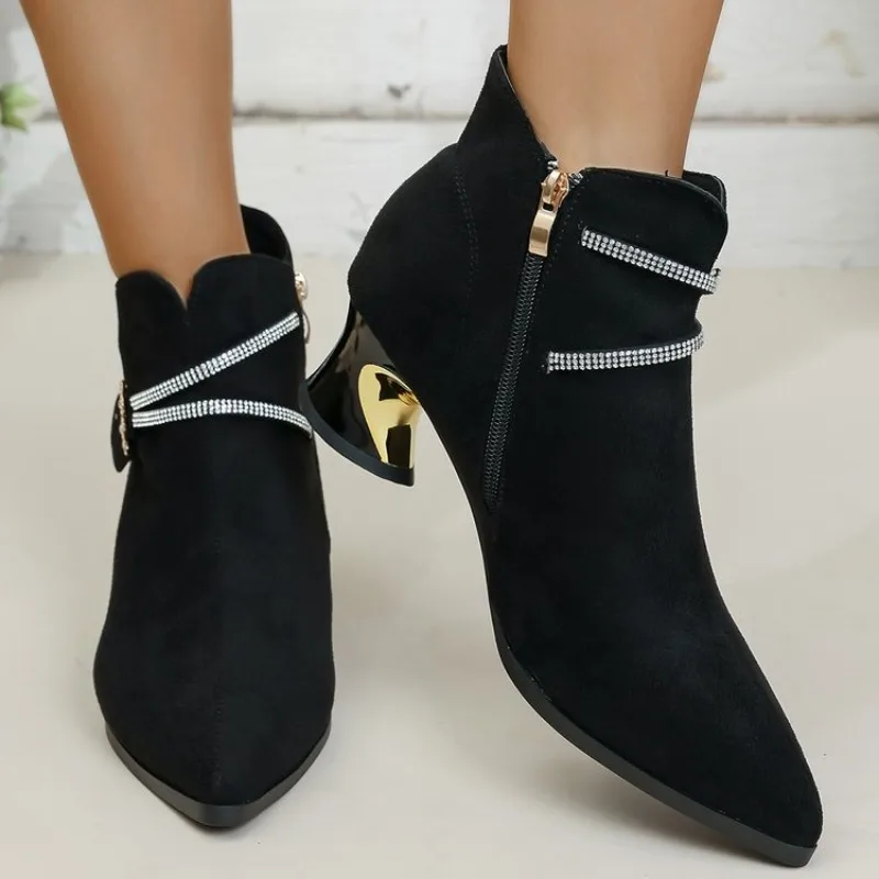 Damen-Wildleder-Stiefeletten mit spitzer Zehenpartie, verziert mit Strasssteinen und Blumen, Blockabsatz, kurze Stiefel, seitlicher Reißverschluss, Herbst- und Wintermode, Damenschuhe. – Detail 6