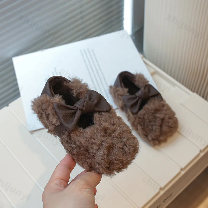 Scarpe da ragazza in cotone 2025 nuova moda Bowknot spessa pelliccia calda peluche scarpe casual per bambini appartamenti per bambini semplici scarpe casual invernali