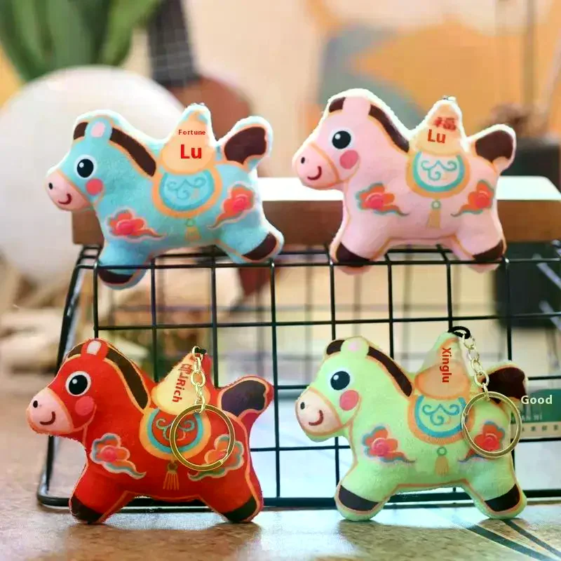 1 stks 2026 Nieuwjaar Paard Cartoon Pop Tas Hanger Mooie Pluche Lucky Pony Sleutelhanger DIY Accessoires Student Geschenken