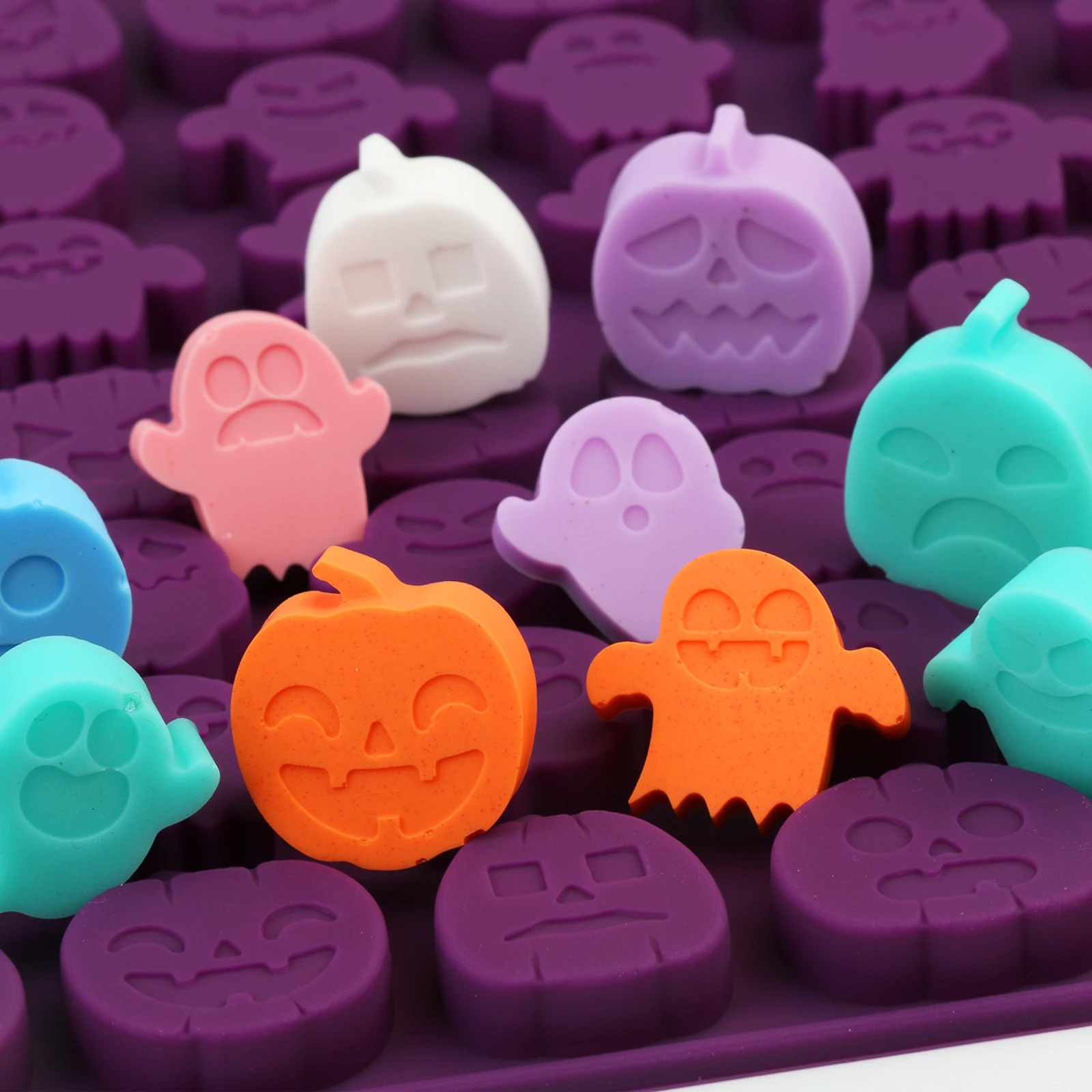 3 Arten von Halloween-Silikonformen zur Auswahl, aus lebensmittelechtem Silikonmaterial, antihaftbeschichtet und leicht zu entformen, hochtemperaturbeständig, geeignet für Schokolade, Süßigkeiten, Kuchendekoration und DIY-Backwerkzeuge. – Detail 2
