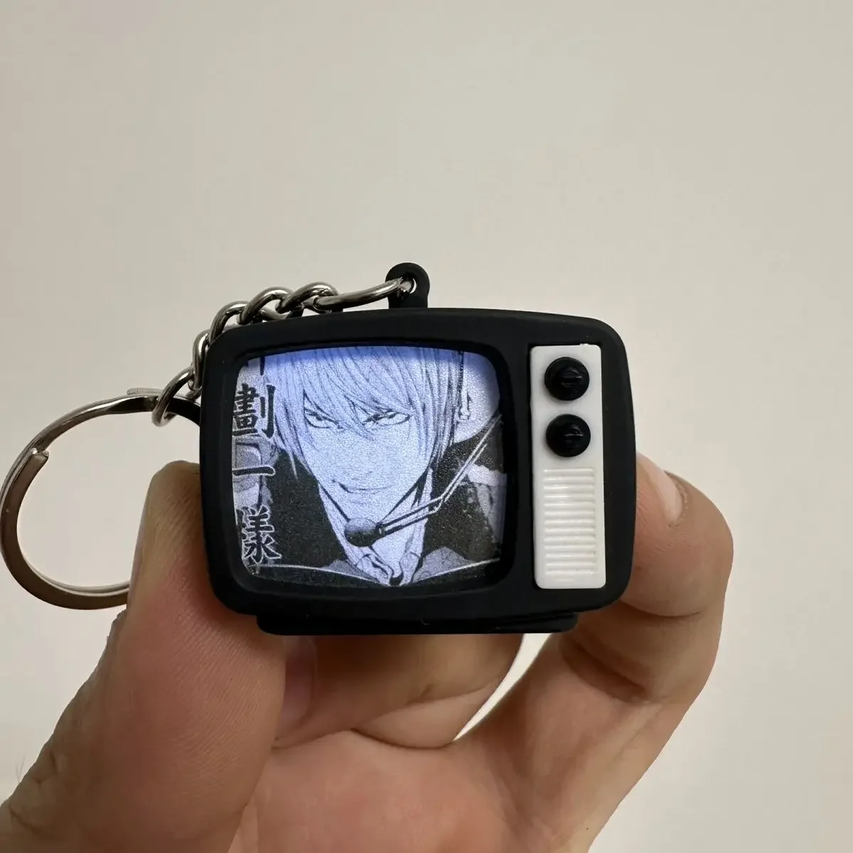 Death Note L Leuchtender Sound-Mini-TV-Schlüsselanhänger Anime Leuchtender Rucksack-Anhänger Kreatives Fan-Geschenk – Detail 4