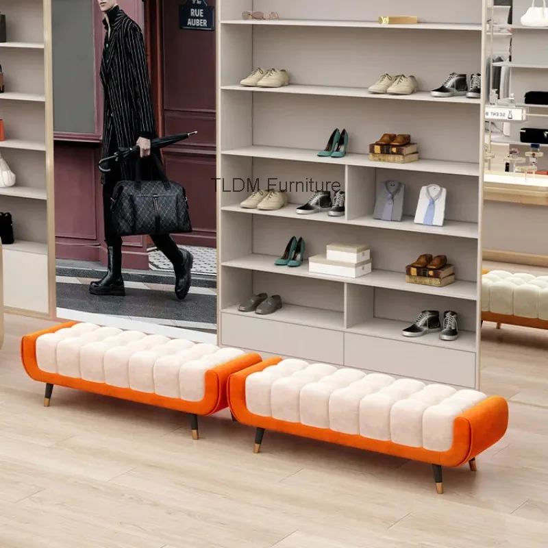 

Роскошная бархатная банкетка с пышной подушкой, коническими ножками и обивкой для прихожей, гостиной, спальни