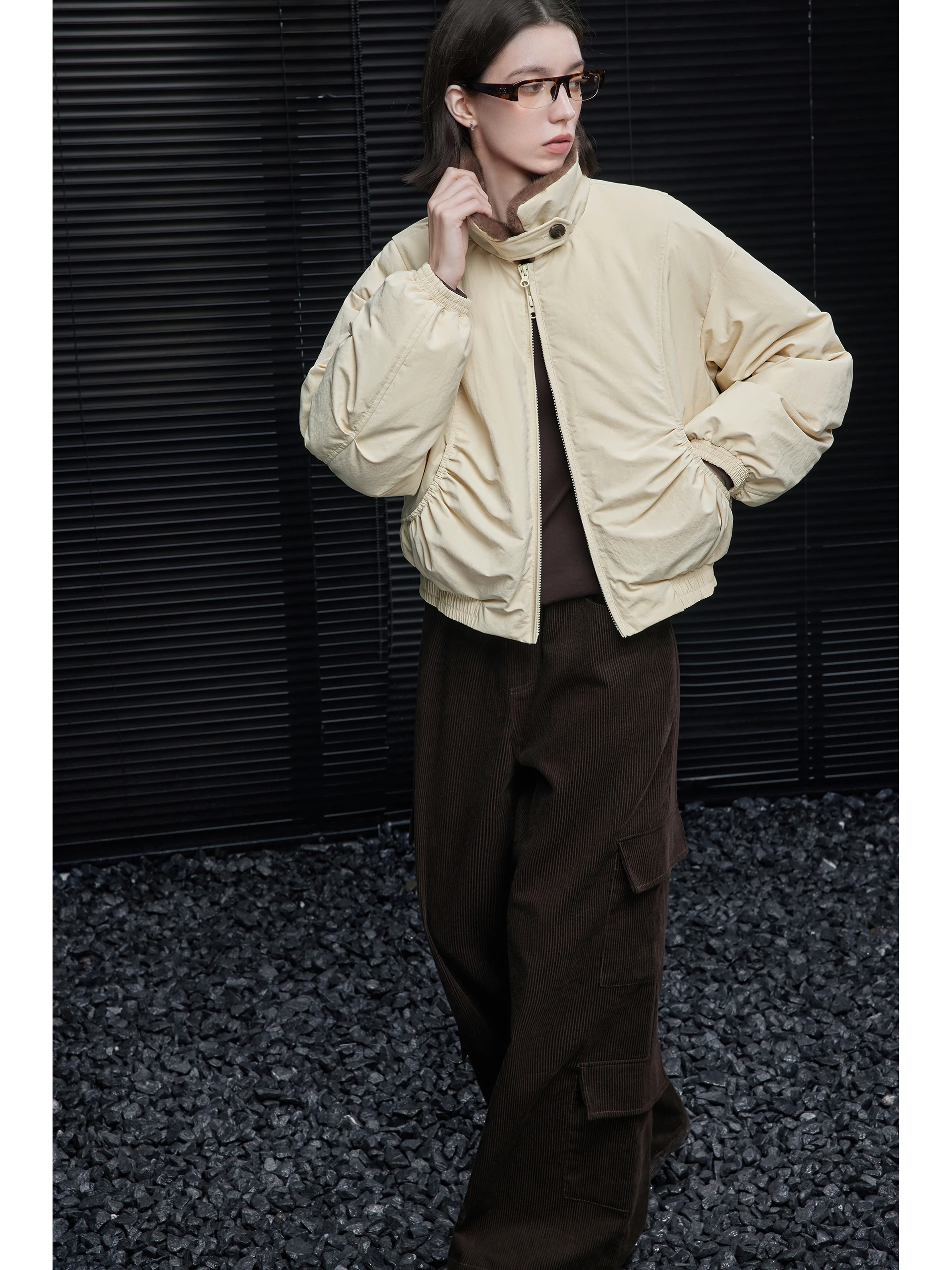 

Желтая женская куртка-пуховик свободного кроя с меховым воротником, теплая, уличный стиль, из нейлоновой ткани, с наполнителем из белого утиного пуха.