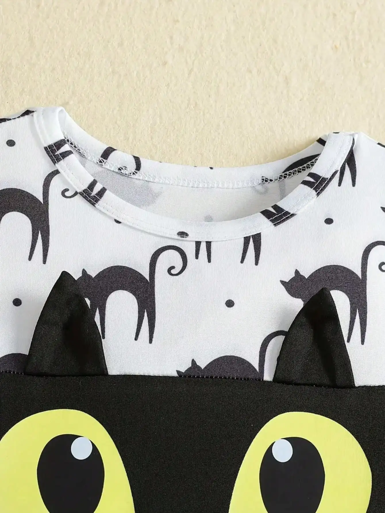 Kinderkleid mit Katzenmuster, Rüschen am Rundhalsausschnitt, langen Ärmeln, Augenmuster und einem mittellangen Rock aus Mesh-Stoff. – Detail 4