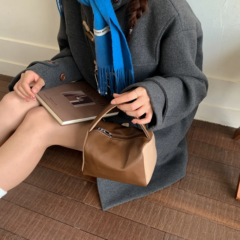 حقائب يد نسائية عصرية بألوان متباينة لخريف 2025 حقيبة يد كلاسيكية من الجلد الناعم متعددة الاستخدامات حقائب يد صغيرة غير رسمية كورية