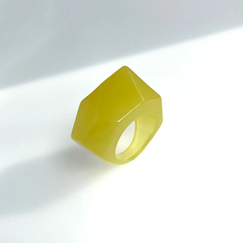 

Новое акриловое кольцо большого размера с граненым конусом, многоцветное 3D кольцо, трансграничное модное ювелирное изделие, женский аксессуар