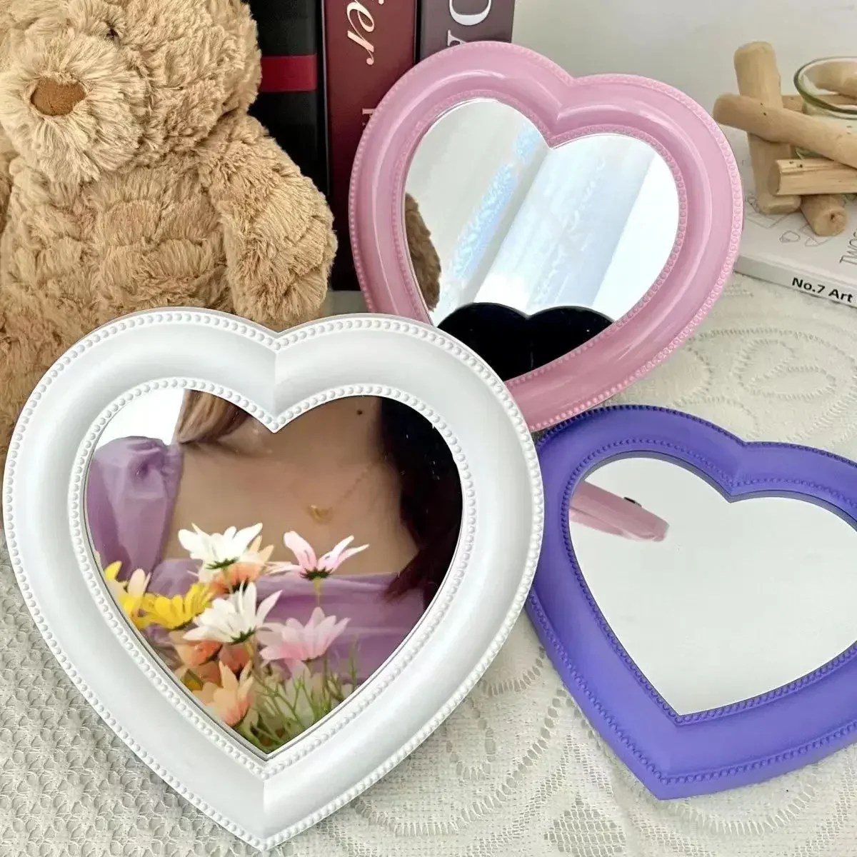 Praktischer herzförmiger Desktop-Schminkspiegel, wandmontierter Kosmetikspiegel mit doppeltem Verwendungszweck und bezaubernder herzförmiger Stütze für Selfies. Neu