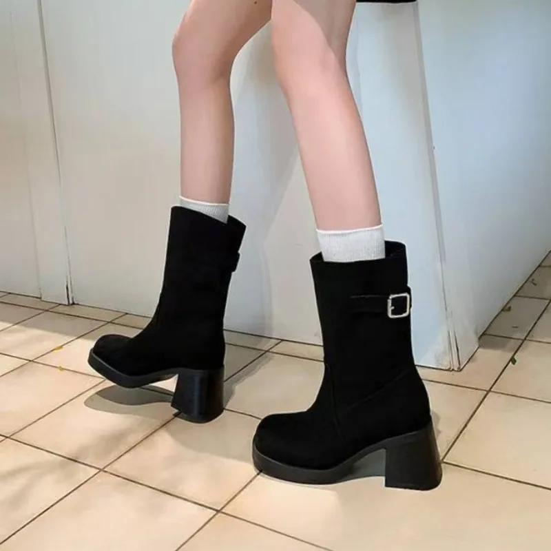 Botas de mujer de tubo medio de fondo plano 2025, nuevas botas informales versátiles de gamuza a la moda con tacones altos y punta redonda para mujer