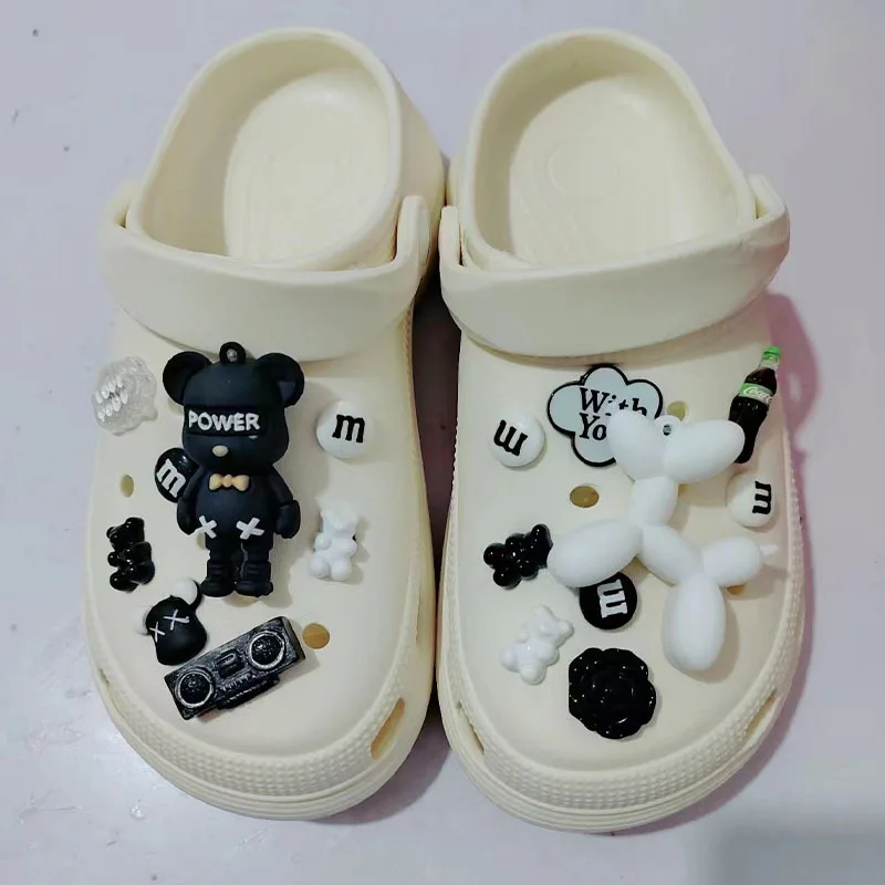 MINISO Cartoon Musical Bear Shoe Charm decorazioni per scarpe fai da te accessori per Bogg Bag Slides sandali zoccoli regali per bambini