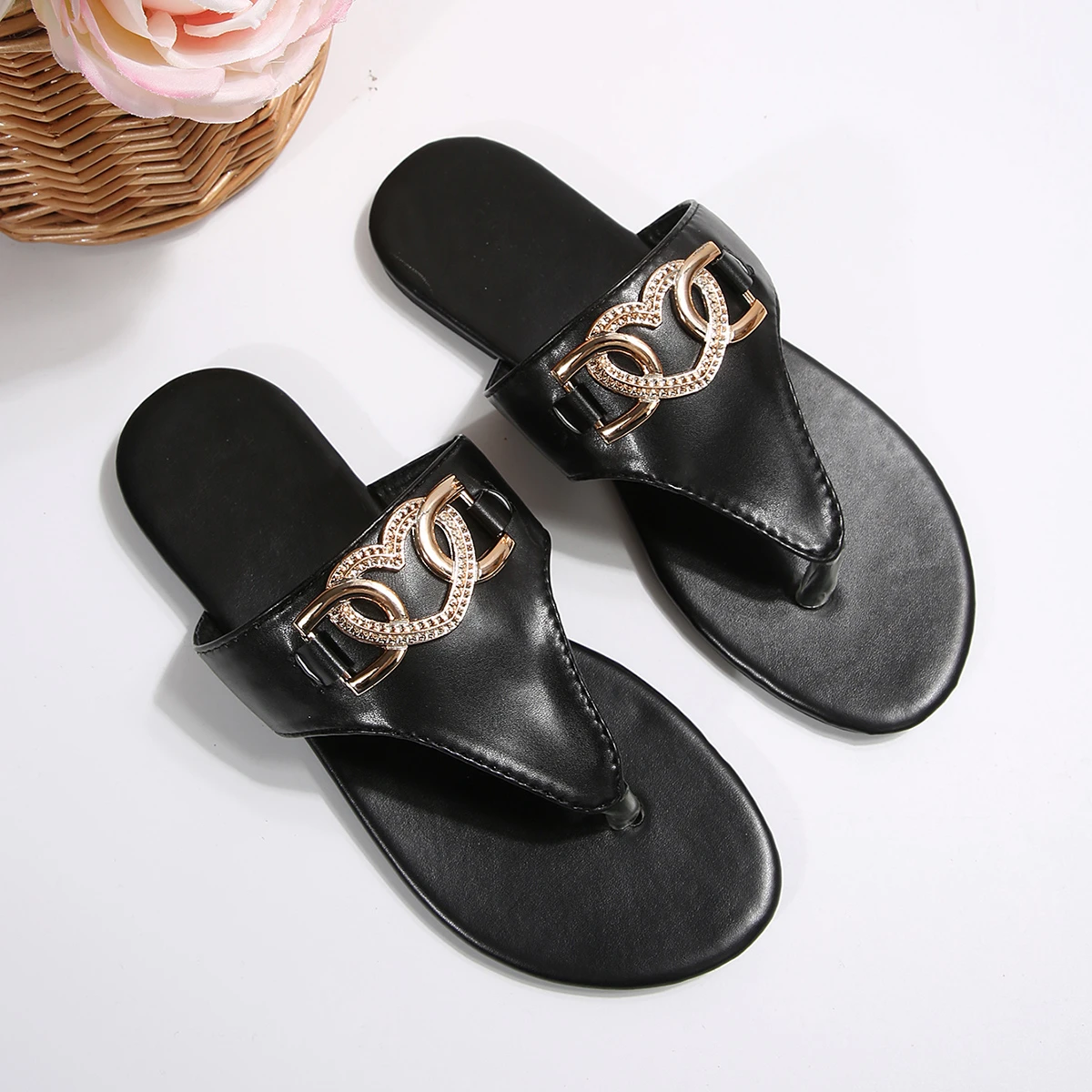 

Новые одиночные шлепанцы с плоским носком и цепочкой для женской летней уличной одежды, шлепанцы для отдыха, путешествий и отдыха, сандалии