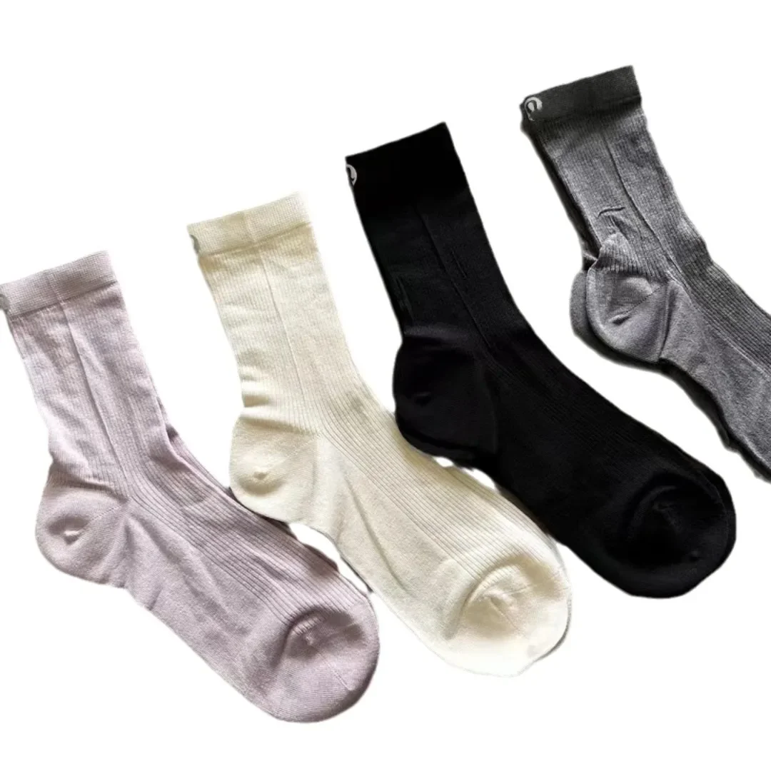 ربيع صيف جديد لولو التوت الحرير رقيقة الأساسية اللون كتلة الإنترنت الجوارب الشهيرة منتصف العجل غزل كومة القطن الرجال الجوارب