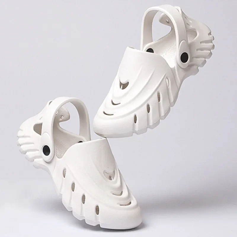 موضة ثقب مخرمة النعال النساء 2025 الصيف الراحة ثقب الصنادل للفتيات في الهواء الطلق صندل مسطح تنفس الشاطئ الوجه يتخبط