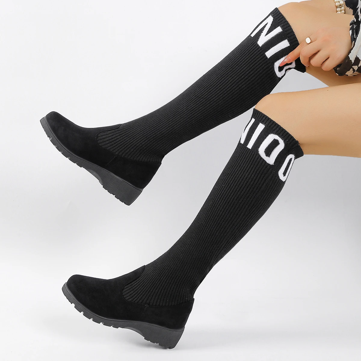 

Женские трикотажные сапоги с рукавами и до колена, осень-зима 2023, модные осенне-зимние ботинки с буквенным принтом, декоративные эластичные ботинки на танкетке