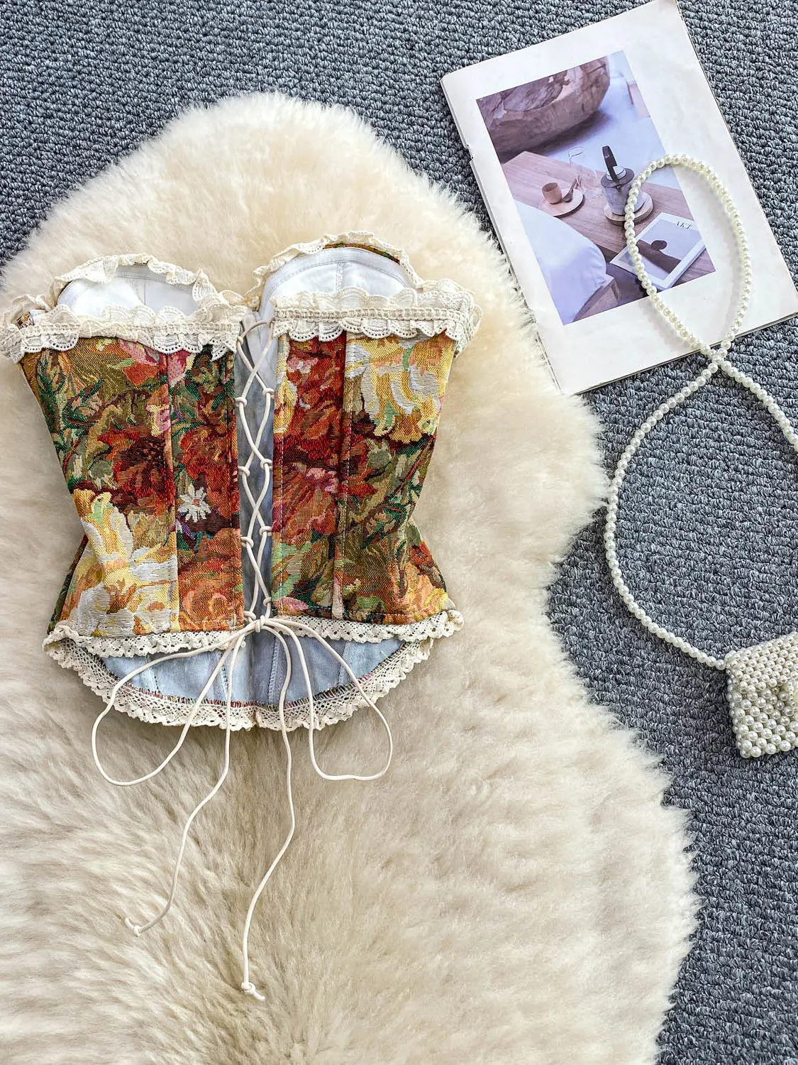 

Сексуальный укороченный топ на бретельках, женский летний новый топ с милой кружевной отделкой и тяжелой вышивкой, с цветочным принтом, телятиновый корейский S...