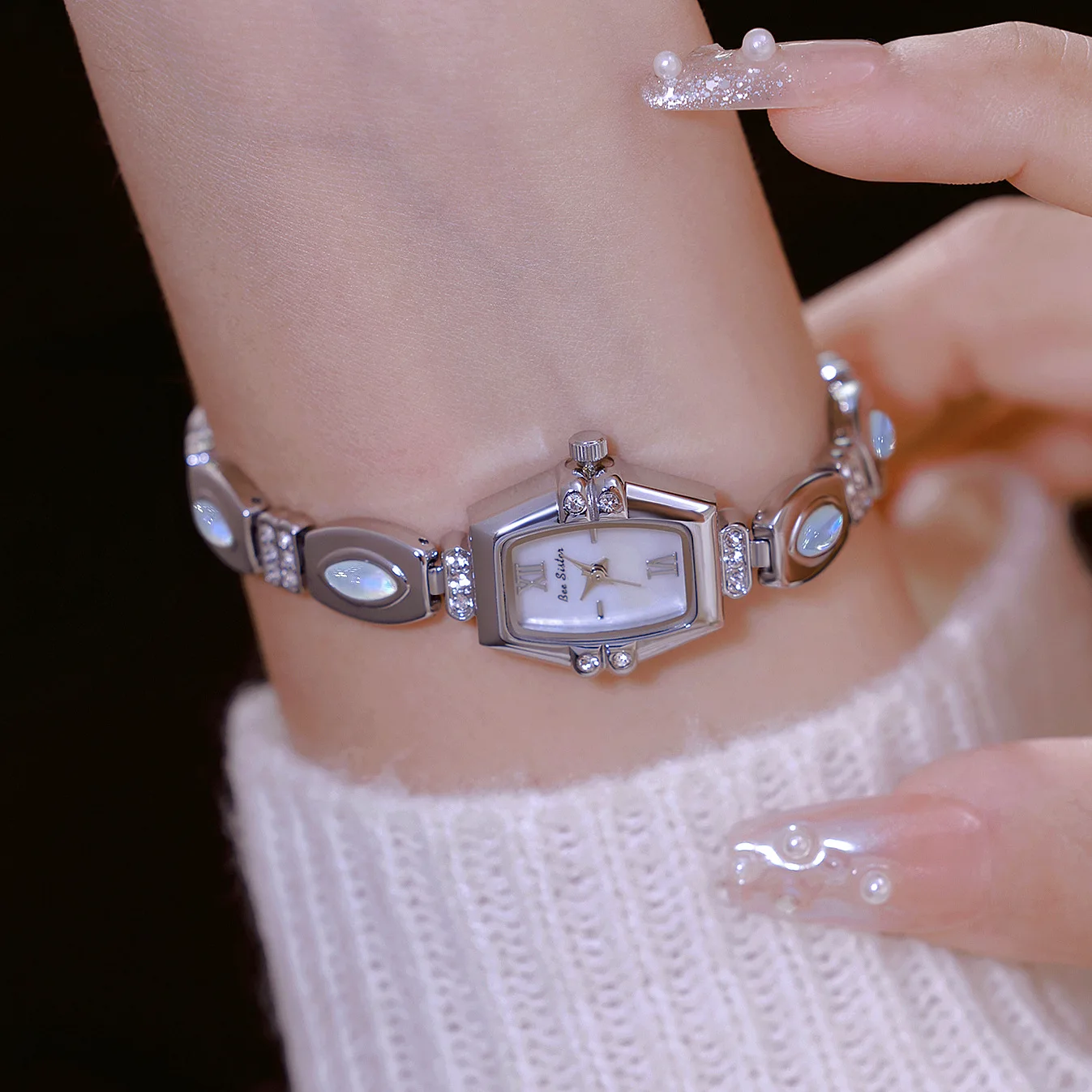 ساعة نسائية أنيقة، تصميم حجر القمر الطبيعي من عرق اللؤلؤ، طراز فرنسي عتيق، ساعة يد نسائية فاخرة راقية.