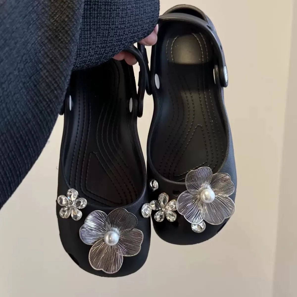 Nuevas Sandalias de Playa de EVA para Mujer, de Lujo, con Pedrería, Perlas y Flores Metálicas Plateadas DIY, Estilo Zueco y Bailarina con Agujeros