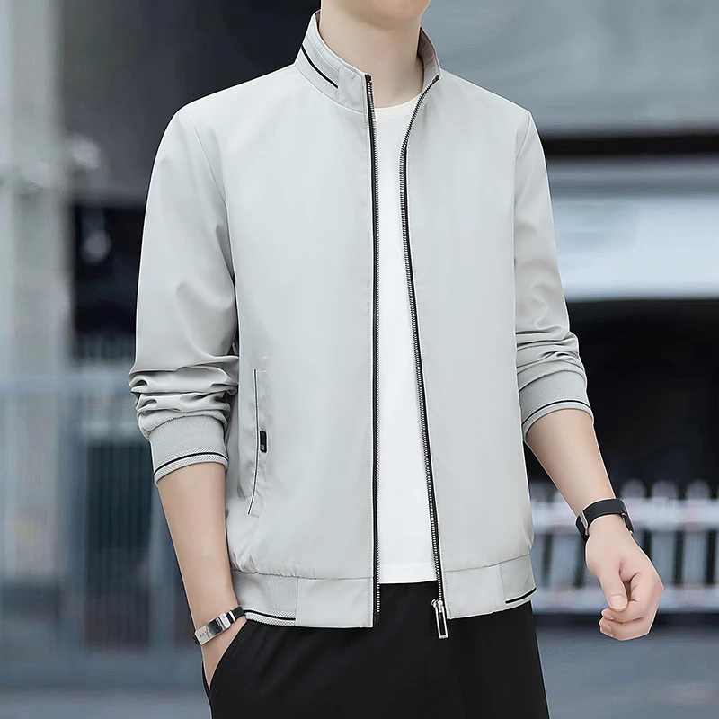 

Весной и осенью 2023 года. Мужская куртка в гонконгском стиле модная, прохладная и универсальная. Это однотонная тенденция.