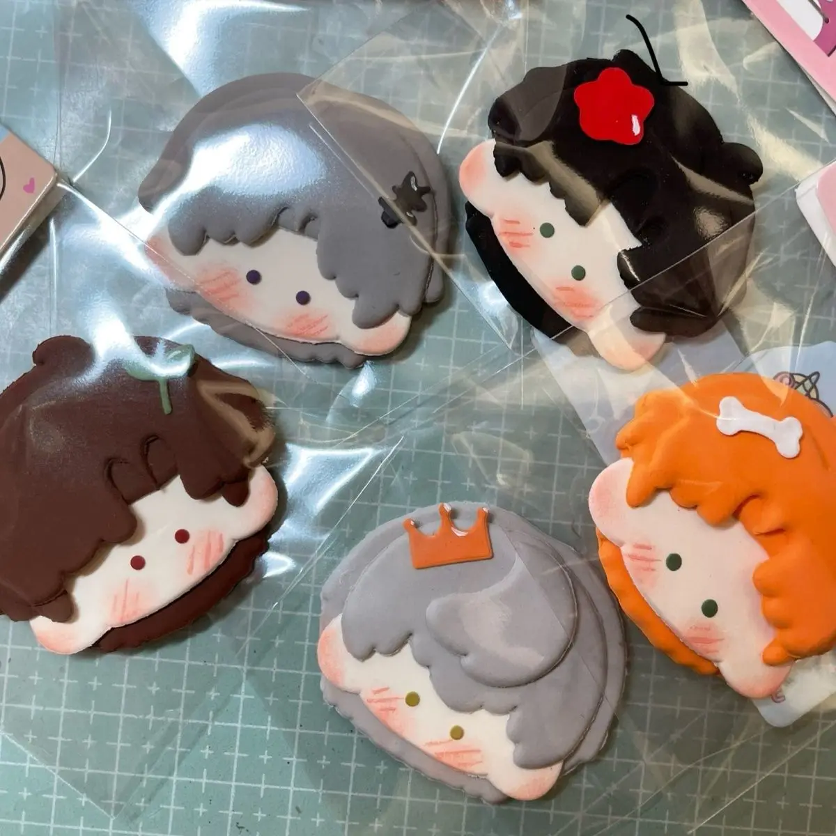 

Anime Light and Night Osborn Jesse Sariel Evan CharlieCosplay Cartoon Simulation Clay Cookies Inedible Ornament Birthday Gift
