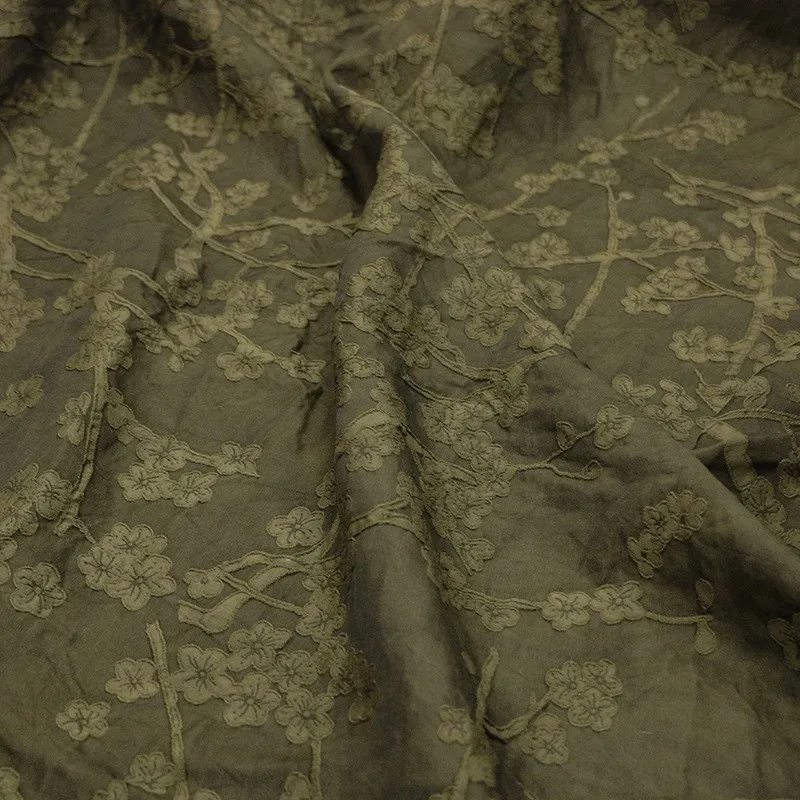 

This new Chinese-style autumn and winter fabric is dyed with peels features a powerful silk wool jacquard pattern
