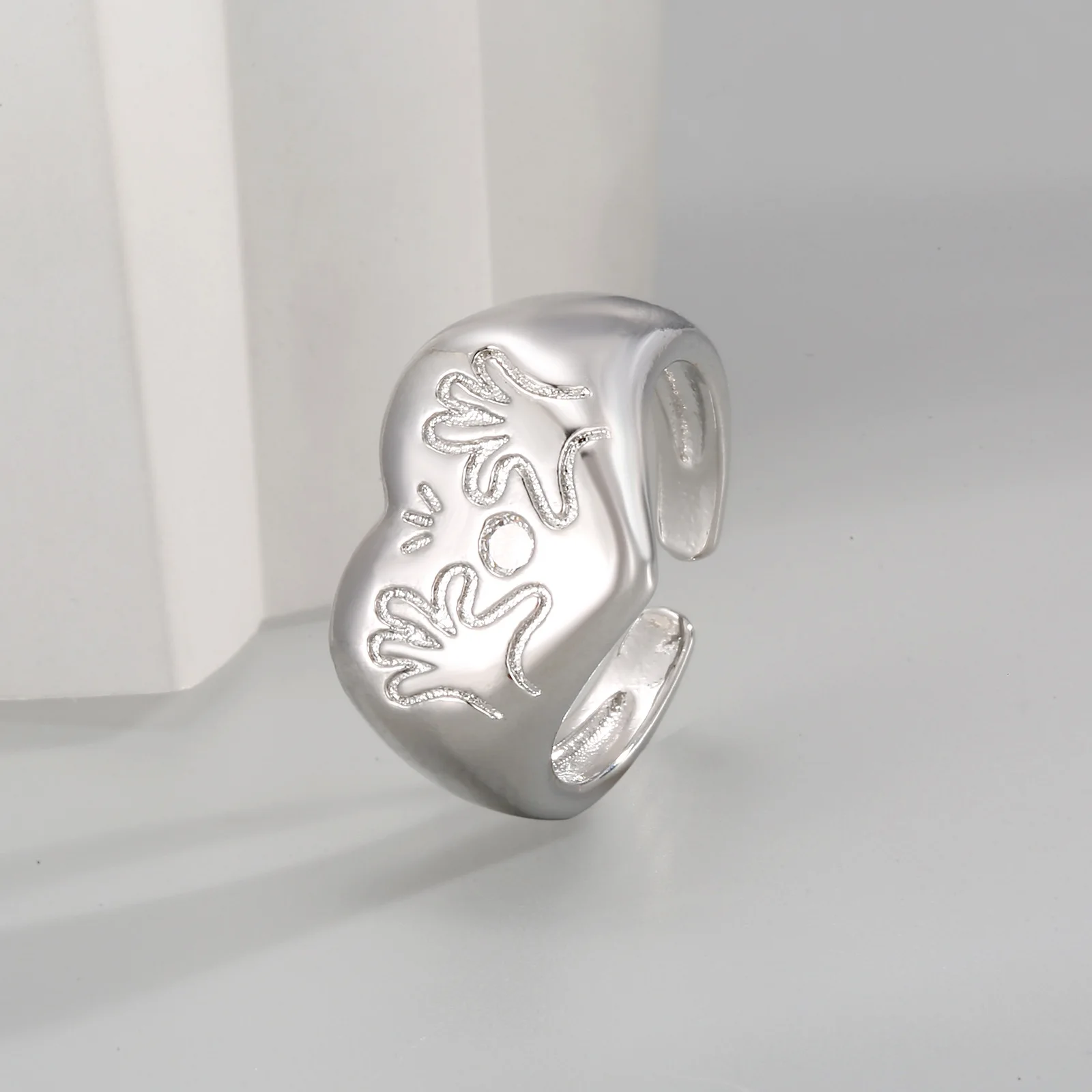 Newly Arrived Jewelry Silver Color Unique Carved Heart Gesture Printed Ring Women's Fashion Leaders Eye Catching Jewelry Ring